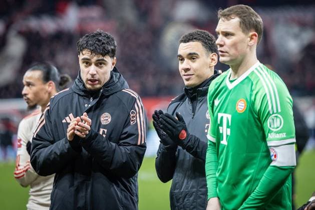 1. Fußball-Bundesliga: Bayer 04 Leverkusen - FC Bayern München, 15.02.2025 Torhüter Manuel Neuer (FC Bayern München, 1) und Jamal Musiala (FC Bayern München, 42) bedanken sich nach dem Spiel bei den Fans; Leverkusen, 15.02.2025 - Bayer 04 Leverkusen - FC Bayern München 22. Spieltag der 1. Fussball-Bundesliga: , Bayer 04 Leverkusen - FC Bayern München in der BayArena in Leverkusen. DFL REGULATIONS PROHIBIT ANY USE OF PHOTOGRAPHS AS IMAGE SEQUENCES AND OR QUASI-VIDEO. Copyright: xBEAUTIFULxSPORTS LeahxKohringx