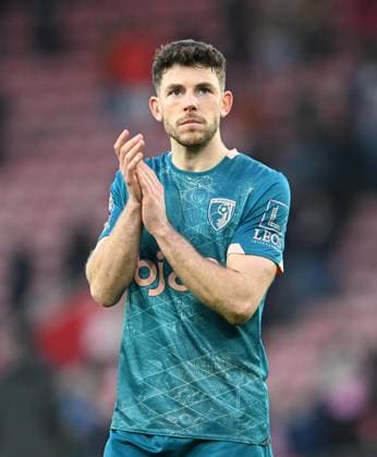 Southampton v Bournemouth Premier League 15 02 2025. Ryan Christie (10) of AFC Bournemouth applauds the fans at full time during the Premier League match between Southampton and Bournemouth at the St Mary s Stadium, Southampton, England on 15 February 2025. Southampton St Mary s Stadium Hampshire England Editorial use only DataCo restrictions apply See www.football-dataco.com , Copyright: xGrahamxHuntx PSI-21474-0317