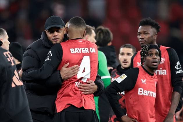 Cheftrainer Vincent Kompany (FC Bayern München) und Jonathan Tah (Bayer 04 Leverkusen) beim Spiel der BL (Saison 2024 25) Bayer 04 Leverkusen - FC Bayern München. Copyright: Thomas Pakusch