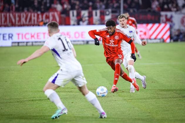 2. Fussball Bundesliga, Fortuna Düsseldorf vs. Hertha BSC Berlin, 15.02.2025 Moritz-Broni Kwarteng (Fortuna Düsseldorf 11) gibt Gas -- DFL REGULATIONS PROHIBIT ANY USE OF PHOTOGRAPHS AS IMAGE SEQUENCES AND OR Q?UASI-VIDEO. - 2. Fussball Bundesliga, Fortuna Düsseldorf vs. Hertha BSC Berlin, 15.02.2025