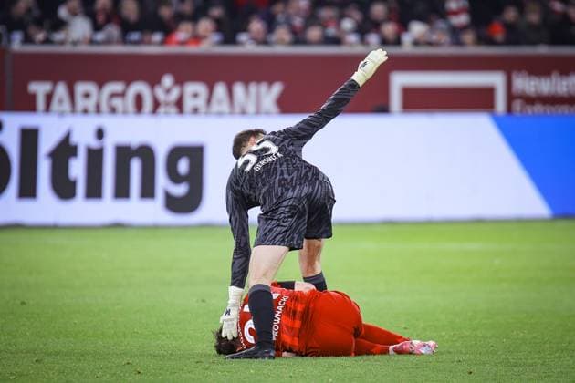 2. Fussball Bundesliga, Fortuna Düsseldorf vs. Hertha BSC Berlin, 15.02.2025 Dawid Kownacki (Fortuna Düsseldorf 24) muss behandelt werden und Marius Gersbeck (Hertha BSC Berlin 35) ruft Hilfe -- DFL REGULATIONS PROHIBIT ANY USE OF PHOTOGRAPHS AS IMAGE SEQUENCES AND OR Q?UASI-VIDEO. - 2. Fussball Bundesliga, Fortuna Düsseldorf vs. Hertha BSC Berlin, 15.02.2025