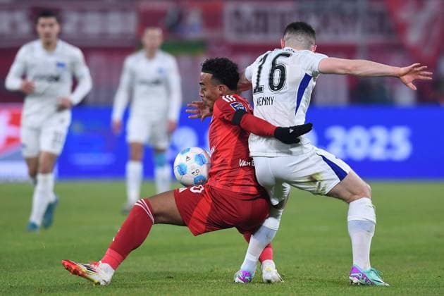 Fußball 2. Bundesliga 22. Spieltag Fortuna Düsseldorf - Hertha BSC Berlin am 15.02.2025 in der Merkur Spiel-Arena in Düsseldorf Myron Cedric van Brederode ( Düsseldorf ), links - Jonjoe Kenny ( Berlin ), rechts DFL regulations prohibit any use of photographs as image sequences and or quasi-video.