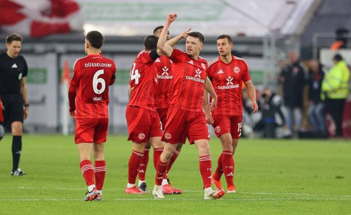 15.02.2025, xdcx, Fussball 2. Bundesliga, Fortuna Düsseldorf - Hertha BSC Berlin, v.l., Torjubel zum 1:1 durch Dzenan Pejcinovic (Fortuna Düsseldorf), Goal celebration, celebrate the goal DFL DFB REGULATIONS PROHIBIT ANY USE OF PHOTOGRAPHS AS IMAGE SEQUENCES AND OR QUASI-VIDEO.