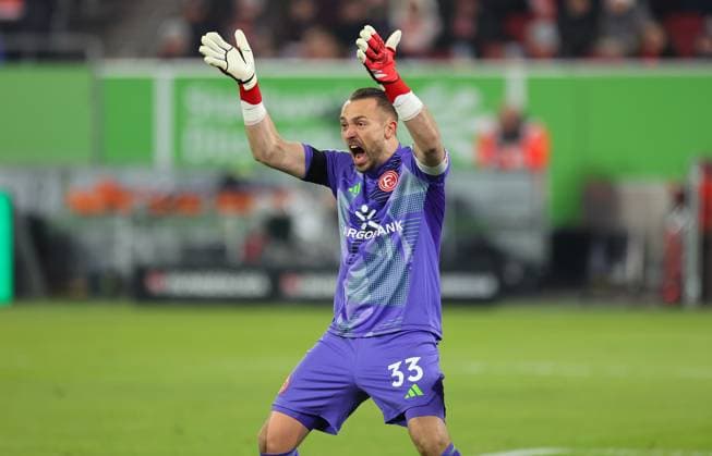15.02.2025, xdcx, Fussball 2. Bundesliga, Fortuna Düsseldorf - Hertha BSC Berlin, v.l., Torwart Florian Kastenmeier (Fortuna Düsseldorf) gibt Anweisungen, gestikuliert, mit den Armen gestikulieren gives instructions, gesticulate DFL DFB REGULATIONS PROHIBIT ANY USE OF PHOTOGRAPHS AS IMAGE SEQUENCES AND OR QUASI-VIDEO.