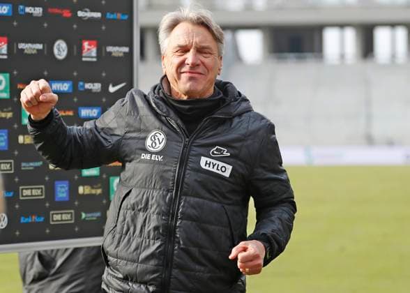 15.02.2025, xmohx, Fussball 2.Bundesliga, SV Elversberg - SpVgg Greuther Fuerth v.l. Trainer Horst Steffen (Elversberg) bejubelt den Sieg (DFL DFB REGULATIONS PROHIBIT ANY USE OF PHOTOGRAPHS as IMAGE SEQUENCES and or QUASI-VIDEO) Elversberg