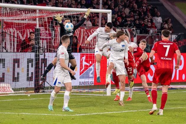 Michal Karbownik (Hertha BSC, 33) verteidigt sein Tor, Matthias Zimmermann (Fortuna Duesseldorf, 25), Dzenan Pejcinovic (Fortuna Duesseldorf, 07), GER Fortuna Duesseldorf vs. Hertha BSC, Fussball, 2. Bundesliga, Spieltag 22, Saison 2024 2025, 15.02.2025 DFB DFL REGULATIONS PROHIBIT ANY USE OF PHOTOGRAPHS AS IMAGE SEQUENCES AND OR QUASI-VIDEO, GER Fortuna Duesseldorf vs. Hertha BSC, Fussball, 2. Bundesliga, Spieltag 22, Saison 2024 2025, 15.02.2025 Duesseldorf