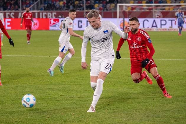 Michael Cuisance (Hertha BSC, 27) gegen Nicolas Gavory (Fortuna Duesseldorf, 34), GER Fortuna Duesseldorf vs. Hertha BSC, Fussball, 2. Bundesliga, Spieltag 22, Saison 2024 2025, 15.02.2025 DFB DFL REGULATIONS PROHIBIT ANY USE OF PHOTOGRAPHS AS IMAGE SEQUENCES AND OR QUASI-VIDEO, GER Fortuna Duesseldorf vs. Hertha BSC, Fussball, 2. Bundesliga, Spieltag 22, Saison 2024 2025, 15.02.2025 Duesseldorf