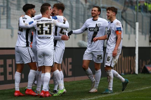 15.02.2025, xrekx, Fussball 2.Bundesliga, SV Elversberg - SpVgg Greuther Fuerth v.l. Torjubel nach dem Tor zum 2:0 celebrating the goal celebrate durch Carlo Sickinger (SV 07 Elversberg) (DFL DFB REGULATIONS PROHIBIT ANY USE OF PHOTOGRAPHS as IMAGE SEQUENCES and or QUASI-VIDEO) Elversberg