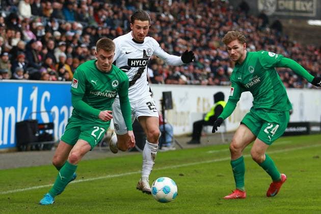 15.02.2025, xrekx, Fussball 2.Bundesliga, SV Elversberg - SpVgg Greuther Fuerth v.l. Luca Itter (SpVgg Greuther Fuerth) Lukas Petkov (SV 07 Elversberg) Marco John (SpVgg Greuther Fuerth) Zweikampf, Aktion, action, battle for the ball (DFL DFB REGULATIONS PROHIBIT ANY USE OF PHOTOGRAPHS as IMAGE SEQUENCES and or QUASI-VIDEO) Elversberg