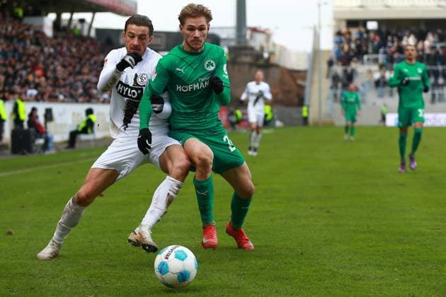 15.02.2025, xrekx, Fussball 2.Bundesliga, SV Elversberg - SpVgg Greuther Fuerth v.l. Lukas Petkov (SV 07 Elversberg) Marco John (SpVgg Greuther Fuerth) Zweikampf, Aktion, action, battle for the ball (DFL DFB REGULATIONS PROHIBIT ANY USE OF PHOTOGRAPHS as IMAGE SEQUENCES and or QUASI-VIDEO) Elversberg