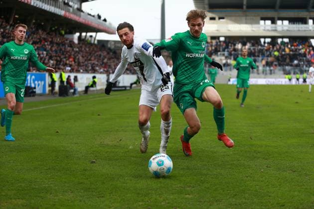15.02.2025, xrekx, Fussball 2.Bundesliga, SV Elversberg - SpVgg Greuther Fuerth v.l. Lukas Petkov (SV 07 Elversberg) Marco John (SpVgg Greuther Fuerth) Zweikampf, Aktion, action, battle for the ball (DFL DFB REGULATIONS PROHIBIT ANY USE OF PHOTOGRAPHS as IMAGE SEQUENCES and or QUASI-VIDEO) Elversberg
