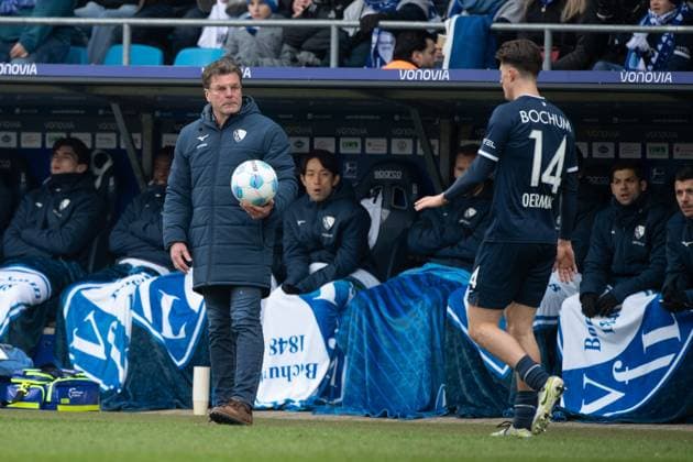 Trainer Dieter HECKING (BO) beobachtet das Spiel, rechts Tim OERMANN (BO) Fussball 1. Bundesliga, 22. Spieltag, VfL Bochum (BO) - Borussia Dortmund (DO) 2-0 am 15.02.2025, Vonovia Ruhrstadion Bochum Deutschland. DFL regulations prohibit any use of photographs as image sequences and or quasi-video Â *** Coach Dieter HECKING BO watches the match, right Tim OERMANN BO Soccer 1 Bundesliga, Matchday 22, VfL Bochum BO Borussia Dortmund DO 2 0 on 15 02 2025, Vonovia Ruhrstadion Bochum Germany DFL regulations prohibit any use of photographs as image sequences and or quasi video Â