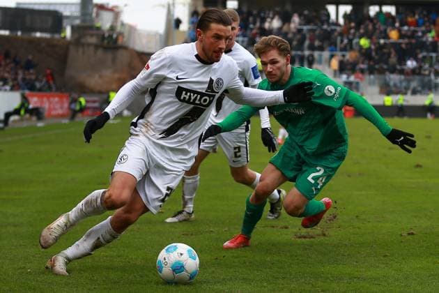 15.02.2025, xrekx, Fussball 2.Bundesliga, SV Elversberg - SpVgg Greuther Fuerth v.l. Lukas Petkov (SV 07 Elversberg) Marco John (SpVgg Greuther Fuerth) Zweikampf, Aktion, action, battle for the ball (DFL DFB REGULATIONS PROHIBIT ANY USE OF PHOTOGRAPHS as IMAGE SEQUENCES and or QUASI-VIDEO) Elversberg