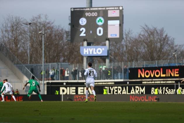 15.02.2025, xrekx, Fussball 2.Bundesliga, SV Elversberg - SpVgg Greuther Fuerth v.l. Anzeigetafel, Videowall, Scoreboard, Info, Werbung Paul Stock (SV 07 Elversberg) (DFL DFB REGULATIONS PROHIBIT ANY USE OF PHOTOGRAPHS as IMAGE SEQUENCES and or QUASI-VIDEO) Elversberg