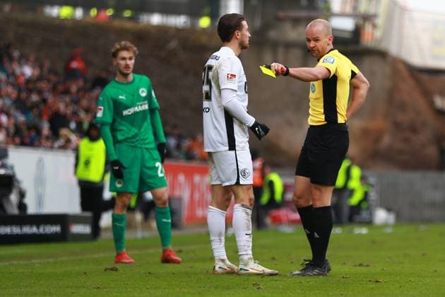 15.02.2025, xrekx, Fussball 2.Bundesliga, SV Elversberg - SpVgg Greuther Fuerth v.l. Lukas Petkov (SV 07 Elversberg) eine Gelb-Rote Karte erhalten, received a yellow-red card (DFL DFB REGULATIONS PROHIBIT ANY USE OF PHOTOGRAPHS as IMAGE SEQUENCES and or QUASI-VIDEO) Elversberg
