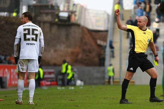 15.02.2025, xrekx, Fussball 2.Bundesliga, SV Elversberg - SpVgg Greuther Fuerth v.l. Lukas Petkov (SV 07 Elversberg) eine Gelb-Rote Karte erhalten, received a yellow-red card (DFL DFB REGULATIONS PROHIBIT ANY USE OF PHOTOGRAPHS as IMAGE SEQUENCES and or QUASI-VIDEO) Elversberg