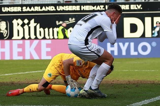 15.02.2025, xrekx, Fussball 2.Bundesliga, SV Elversberg - SpVgg Greuther Fuerth v.l. Nahuel Noll (SpVgg Greuther Fuerth) Fisnik Asllani (SV 07 Elversberg) (DFL DFB REGULATIONS PROHIBIT ANY USE OF PHOTOGRAPHS as IMAGE SEQUENCES and or QUASI-VIDEO) Elversberg