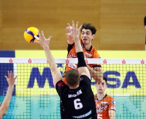 von links Georg HOBERN (Haching), Tobias KRICK (Berlin), He Volleyball Bundesliga 2024 25, TSV Haching Muenchen vs Berlin Recyclin Volleys, Geothermie Arena, Unterhaching, 15.02.25 Copyright: WolfgangxFehrmann