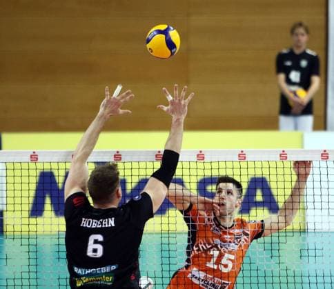 von links Georg HOBERN (Haching), Moritz REICHERT (Berlin), He Volleyball Bundesliga 2024 25, TSV Haching Muenchen vs Berlin Recyclin Volleys, Geothermie Arena, Unterhaching, 15.02.25 Copyright: WolfgangxFehrmann