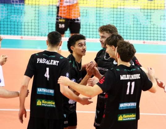 Hachinger Freude ueber einen Punktgewinn, He Volleyball Bundesliga 2024 25, TSV Haching Muenchen vs Berlin Recyclin Volleys, Geothermie Arena, Unterhaching, 15.02.25 Copyright: WolfgangxFehrmann