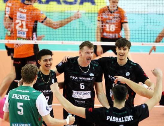 Hachinger Freude ueber einen Punktgewinn, He Volleyball Bundesliga 2024 25, TSV Haching Muenchen vs Berlin Recyclin Volleys, Geothermie Arena, Unterhaching, 15.02.25 Copyright: WolfgangxFehrmann