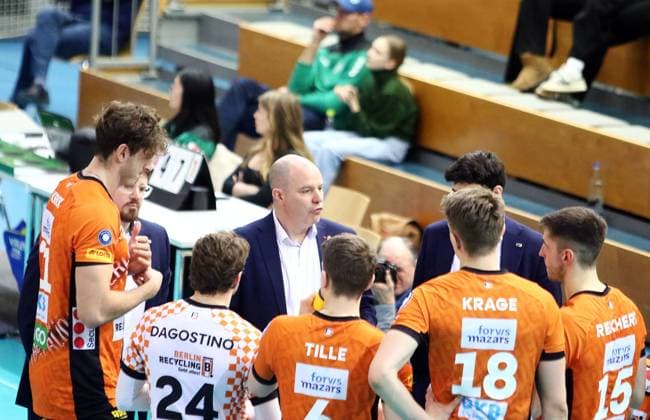 Berlin Recycling waehrend einer Aushzeit, in der Mitte headcoach Gregory BANKS (Berlin), He Volleyball Bundesliga 2024 25, TSV Haching Muenchen vs Berlin Recyclin Volleys, Geothermie Arena, Unterhaching, 15.02.25 Copyright: WolfgangxFehrmann