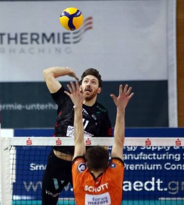von links Marco MILOVANOVIC (Haching), Ruben SCHOTT (Berlin), He Volleyball Bundesliga 2024 25, TSV Haching Muenchen vs Berlin Recyclin Volleys, Geothermie Arena, Unterhaching, 15.02.25 Copyright: WolfgangxFehrmann