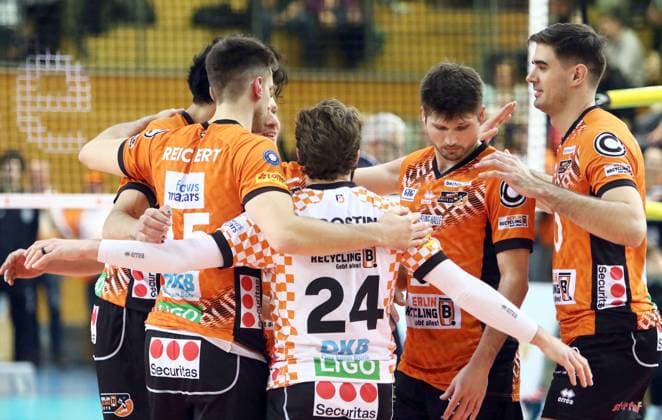 Sport Bilder des Tages Berliner Freude ueber einen Punktgewinn, He Volleyball Bundesliga 2024 25, TSV Haching Muenchen vs Berlin Recyclin Volleys, Geothermie Arena, Unterhaching, 15.02.25 Copyright: WolfgangxFehrmann