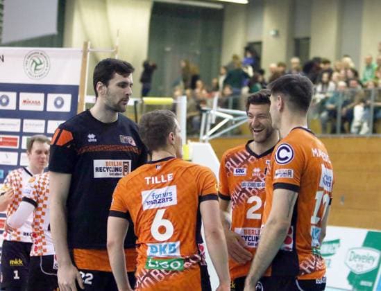 Berliner Freude nach dem Sieg, He Volleyball Bundesliga 2024 25, TSV Haching Muenchen vs Berlin Recyclin Volleys, Geothermie Arena, Unterhaching, 15.02.25 Copyright: WolfgangxFehrmann