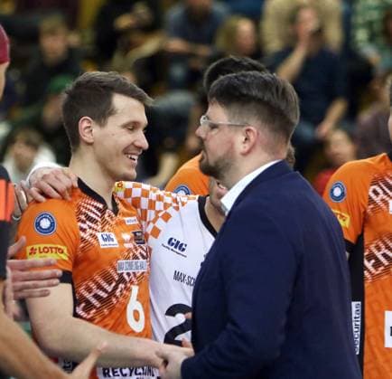 von links Johannes TILLE (Berlin),coach Markus Steuerwald (Berlin), He Volleyball Bundesliga 2024 25, TSV Haching Muenchen vs Berlin Recyclin Volleys, Geothermie Arena, Unterhaching, 15.02.25 Copyright: WolfgangxFehrmann