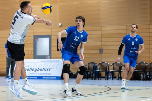 Len Spankowski (Blue Volleys Gotha, 05), Daniel Mark Ridings (Blue Volleys Gotha, 12), Dominik Duchac (Blue Volleys Gotha, 08), SV Schwaig Volleyball - Blue Volleys Gotha, Volleyball, 2. Bundesliga Sued, , 15.02.2025 SV Schwaig Volleyball - Blue Volleys Gotha, Volleyball, 2. Bundesliga Sued, , 15.02.2025 Schwaig Copyright: xEibner-Pressefoto G.xSantemizx EP_GSZ