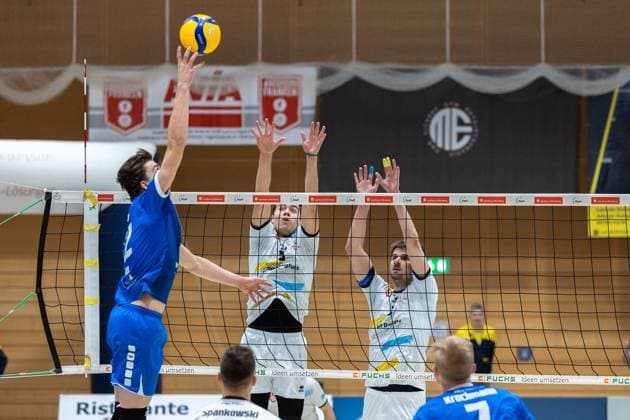 Daniel Mark Ridings (Blue Volleys Gotha, 12), Yannick Bibelriether (SV Schwaig, 05), Mariusz Wacek (SV Schwaig, 02), SV Schwaig Volleyball - Blue Volleys Gotha, Volleyball, 2. Bundesliga Sued, , 15.02.2025 SV Schwaig Volleyball - Blue Volleys Gotha, Volleyball, 2. Bundesliga Sued, , 15.02.2025 Schwaig Copyright: xEibner-Pressefoto G.xSantemizx EP_GSZ