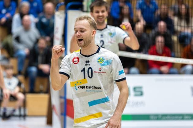 Melvin Jasper Roll (SV Schwaig, 10), Einzelbild, Einzelfoto, Portrait, Portraet, jubelt, Jubel, positive Emotionen, positive Emotion, SV Schwaig Volleyball - Blue Volleys Gotha, Volleyball, 2. Bundesliga Sued, , 15.02.2025 SV Schwaig Volleyball - Blue Volleys Gotha, Volleyball, 2. Bundesliga Sued, , 15.02.2025 Schwaig Copyright: xEibner-Pressefoto G.xSantemizx EP_GSZ