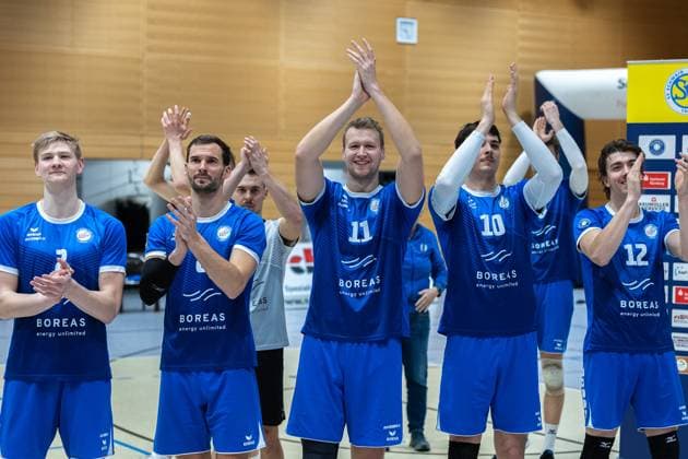 Richard Werner (Blue Volleys Gotha, 02), Dominik Duchac (Blue Volleys Gotha, 08), Len Spankowski (Blue Volleys Gotha, 05), Tim Wagner (Blue Volleys Gotha, 11), Maximum Crowder (Blue Volleys Gotha, 10), jubelt, Jubel, positive Emotionen, positive Emotion, Spielende, SV Schwaig Volleyball - Blue Volleys Gotha, Volleyball, 2. Bundesliga Sued, , 15.02.2025 SV Schwaig Volleyball - Blue Volleys Gotha, Volleyball, 2. Bundesliga Sued, , 15.02.2025 Schwaig Copyright: xEibner-Pressefoto G.xSantemizx EP_GSZ