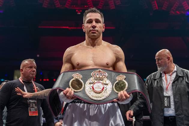 Bilder des Jahres 2025, Sport 02 Februar Sport Themen der Woche KW07 Winner, Felix Sturm, Felix Sturm (Blau) vs. Benjamin Blindert (Rot), Boxen, Titelkampf, Halbschwergewicht, WBA Gold, 15.02.2025 Neu-Ulm Baden-Wuerttemberg Deutschland *** Winner, Felix Sturm, Felix Sturm Blue vs Benjamin Blindert Red , Boxing, Title Fight, Light Heavyweight, WBA Gold, 15 02 2025 Neu Ulm Baden Wuerttemberg Germany Copyright: xkolbert-press ChristianxKolbertx