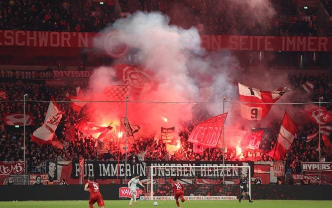 15.02.2025, xdcx, Fussball 2. Bundesliga, Fortuna Düsseldorf - Hertha BSC Berlin, v.l., Fortuna-Fans zünden Pyrotechnik, Pyro, Rauch, Feuer, Bengalos, Rauchbomben, pirotecnica, fumo, fuoco, Wunderkerzen DFL DFB REGULATIONS PROHIBIT ANY USE OF PHOTOGRAPHS AS IMAGE SEQUENCES AND OR QUASI-VIDEO.