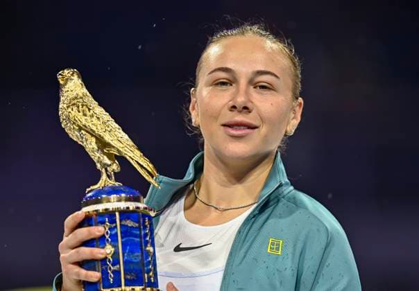 QATAR TOTALENERGIES OPEN - FINAL Amanda Anisimova of the United States pose with the trophy after defeating Jelena Ostapenko of Latvia during the WTA, Tennis Damen Qatar TotalEnergies Open 2025 tennis tournament at the Khalifa International Tennis Complex in Doha, Qatar, on February 15, 2025. DOHA Qatar Copyright: xx