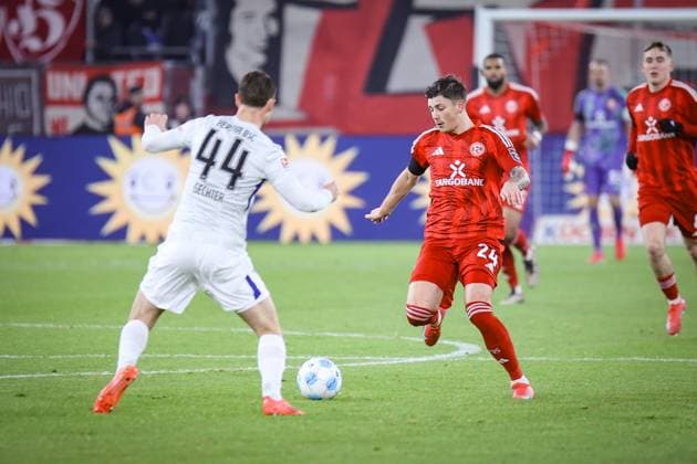 2. Fussball Bundesliga, Fortuna Düsseldorf vs. Hertha BSC Berlin, 15.02.2025 Dawid Kownacki (Fortuna Düsseldorf 24) und Linus Gechter (Hertha BSC Berlin 44) -- DFL REGULATIONS PROHIBIT ANY USE OF PHOTOGRAPHS AS IMAGE SEQUENCES AND OR Q?UASI-VIDEO. - 2. Fussball Bundesliga, Fortuna Düsseldorf vs. Hertha BSC Berlin, 15.02.2025