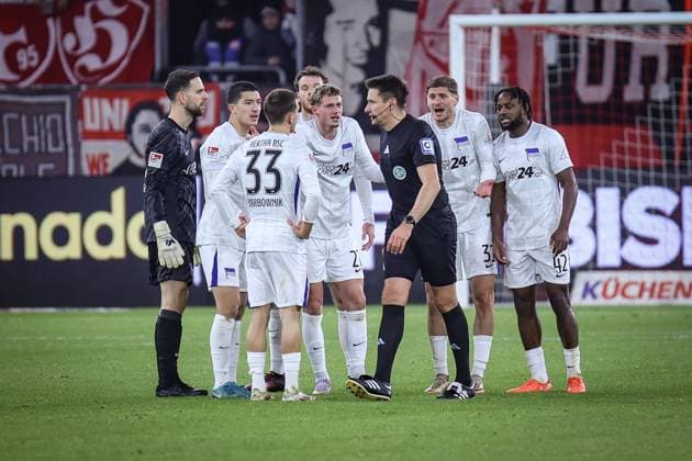 2. Fussball Bundesliga, Fortuna Düsseldorf vs. Hertha BSC Berlin, 15.02.2025 Ganz Berlin belagert Schiedsrichter Tobias Reichel wegen des umstrittenten Ausgleichs -- DFL REGULATIONS PROHIBIT ANY USE OF PHOTOGRAPHS AS IMAGE SEQUENCES AND OR Q?UASI-VIDEO. - 2. Fussball Bundesliga, Fortuna Düsseldorf vs. Hertha BSC Berlin, 15.02.2025