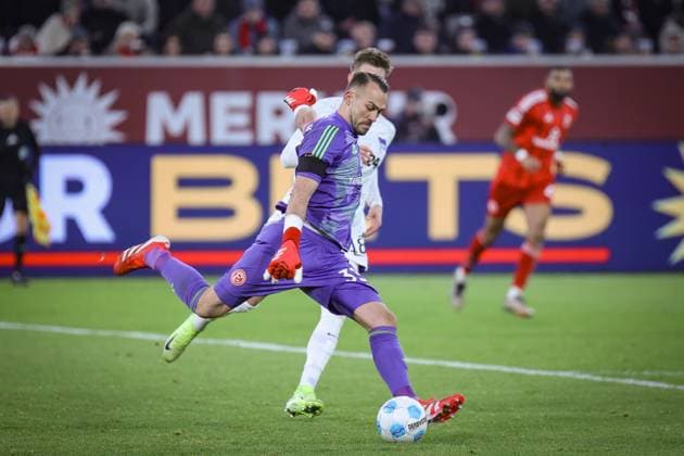 2. Fussball Bundesliga, Fortuna Düsseldorf vs. Hertha BSC Berlin, 15.02.2025 Florian Kastenmeier (Fortuna Düsseldorf 33) klärt -- DFL REGULATIONS PROHIBIT ANY USE OF PHOTOGRAPHS AS IMAGE SEQUENCES AND OR Q?UASI-VIDEO. - 2. Fussball Bundesliga, Fortuna Düsseldorf vs. Hertha BSC Berlin, 15.02.2025