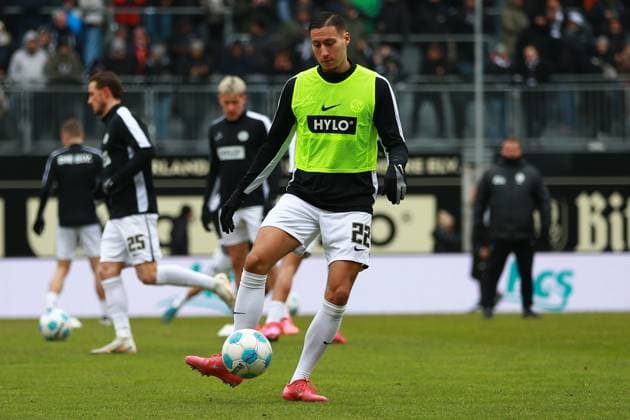 15.02.2025, xrekx, Fussball 2.Bundesliga, SV Elversberg - SpVgg Greuther Fuerth v.l. Younes Ebnoutalib (SV 07 Elversberg) Warmup warm up Aufwaermen aufwaermen vor dem Spiel (DFL DFB REGULATIONS PROHIBIT ANY USE OF PHOTOGRAPHS as IMAGE SEQUENCES and or QUASI-VIDEO) Elversberg