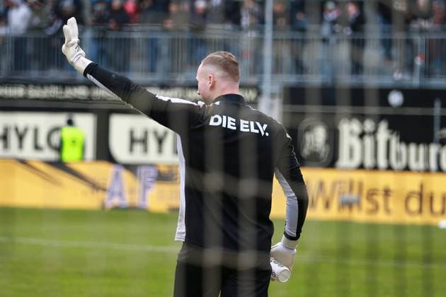 15.02.2025, xrekx, Fussball 2.Bundesliga, SV Elversberg - SpVgg Greuther Fuerth v.l. Nicolas Kristof (SV 07 Elversberg) Warmup warm up Aufwaermen aufwaermen vor dem Spiel (DFL DFB REGULATIONS PROHIBIT ANY USE OF PHOTOGRAPHS as IMAGE SEQUENCES and or QUASI-VIDEO) Elversberg