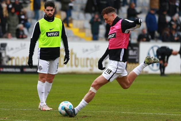 15.02.2025, xrekx, Fussball 2.Bundesliga, SV Elversberg - SpVgg Greuther Fuerth v.l. Fisnik Asllani (SV 07 Elversberg) Warmup warm up Aufwaermen aufwaermen vor dem Spiel (DFL DFB REGULATIONS PROHIBIT ANY USE OF PHOTOGRAPHS as IMAGE SEQUENCES and or QUASI-VIDEO) Elversberg