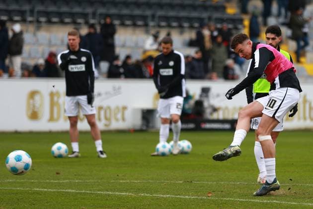 15.02.2025, xrekx, Fussball 2.Bundesliga, SV Elversberg - SpVgg Greuther Fuerth v.l. Fisnik Asllani (SV 07 Elversberg) Warmup warm up Aufwaermen aufwaermen vor dem Spiel (DFL DFB REGULATIONS PROHIBIT ANY USE OF PHOTOGRAPHS as IMAGE SEQUENCES and or QUASI-VIDEO) Elversberg