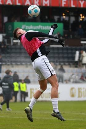 15.02.2025, xrekx, Fussball 2.Bundesliga, SV Elversberg - SpVgg Greuther Fuerth v.l. Fisnik Asllani (SV 07 Elversberg) Warmup warm up Aufwaermen aufwaermen vor dem Spiel (DFL DFB REGULATIONS PROHIBIT ANY USE OF PHOTOGRAPHS as IMAGE SEQUENCES and or QUASI-VIDEO) Elversberg