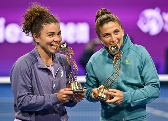 Bilder des Jahres 2025, Sport 02 Februar Sport Themen der Woche KW07 Sport Bilder des Tages WTA, Tennis Damen QATAR OPEN TENNIS TOURNAMENT DOUBLES FINAL Sara Errani Jasmine Paolini of Italy pose with their trophies after winning the doubles final match against Xinyu Jiang of China Fang-Hsien Wu of Chinese Taipei at the WTA Qatar TotalEnergies Open 2025 tennis tournament at the Khalifa International Tennis Complex in Doha, Qatar, on February 15, 2025. DOHA Qatar Copyright: xNOUSHADx