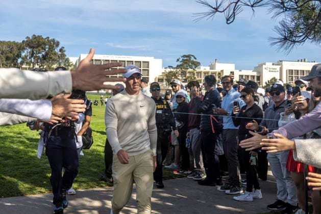 LA JOLLA, CA - FEBRUARY 15: Fans reach out to Rory McIlroy as he walks toward the 16th tee during the third round of the Genesis Invitational tournament, Saturday, February 15, 2025, at Torrey Pines Golf Course in La Jolla, California. (Photo by Tony Ding Icon Sportswire) GOLF: FEB 15 PGA, Golf Herren The Genesis Invitational EDITORIAL USE ONLY Icon46520250215063
