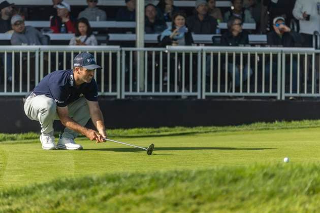 LA JOLLA, CA - FEBRUARY 15: Denny McCarthy lines up a putt on the 17th green during the third round of the Genesis Invitational tournament, Saturday, February 15, 2025, at Torrey Pines Golf Course in La Jolla, California. (Photo by Tony Ding Icon Sportswire) GOLF: FEB 15 PGA, Golf Herren The Genesis Invitational EDITORIAL USE ONLY Icon46520250215066
