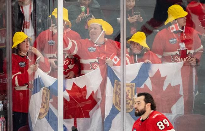 Eishockey, 4 Nations Face-Off in Montreal, Kanada - USA February 15, 2025, Montreal, Pq, CANADA: Fans watch as the players from Canada and United States warm up prior to first period 4 Nations Face-Off hockey action in Montreal on Saturday, Feb. 15, 2025. Canada News - February 15, 2025  - ZUMAc35_ 20250215_zaf_c35_187 Copyright: xChristinnexMuschix