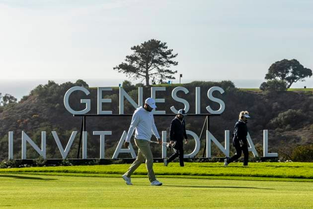 LA JOLLA, CA - FEBRUARY 15: Scottie Scheffler walks up the 17th fairway during the third round of the Genesis Invitational tournament, Saturday, February 15, 2025, at Torrey Pines Golf Course in La Jolla, California. (Photo by Tony Ding Icon Sportswire) GOLF: FEB 15 PGA, Golf Herren The Genesis Invitational EDITORIAL USE ONLY Icon46520250215068